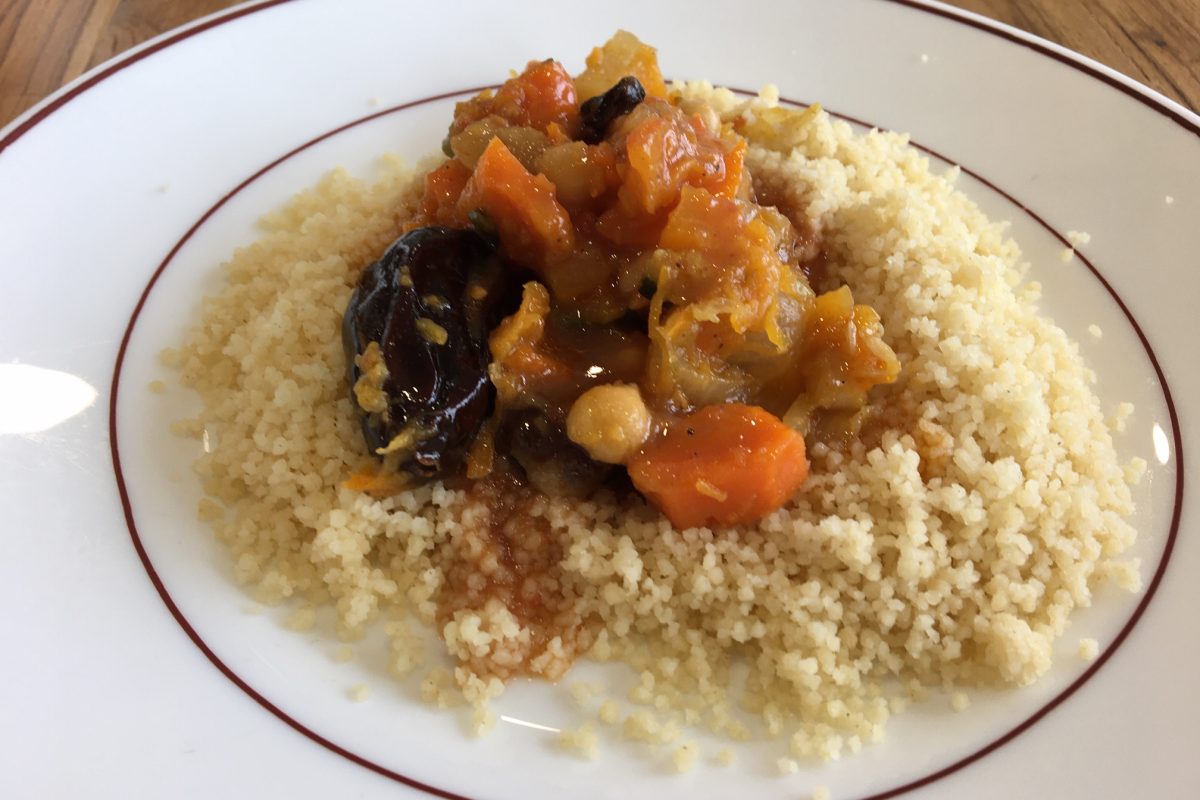 Une assiette avec du couscous et des légumes, une restauration pour les personnes âgées en EHPAD et maisons de retraite.