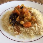 Une assiette avec du couscous et des légumes, une restauration pour les personnes âgées en EHPAD et maisons de retraite.