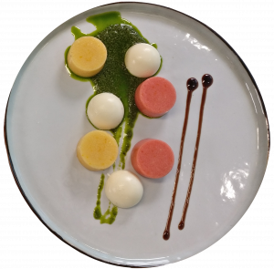 Une assiette avec une variété de desserts.