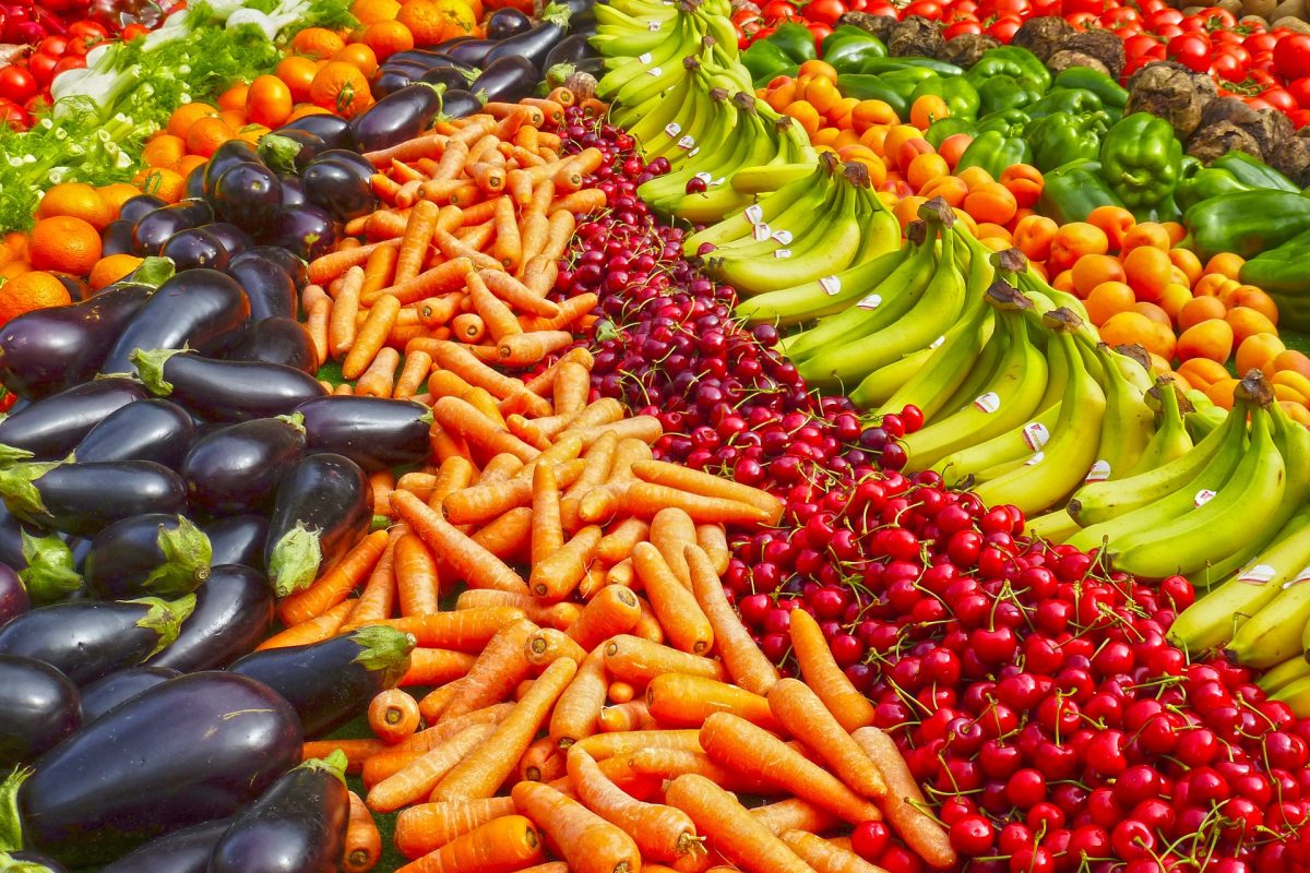 Une variété de fruits et légumes sont disposés selon un motif circulaire.