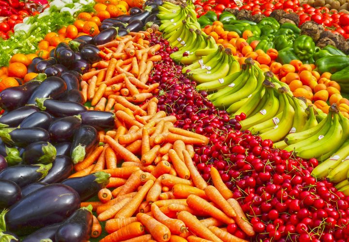 Une variété de fruits et légumes sont disposés selon un motif circulaire.