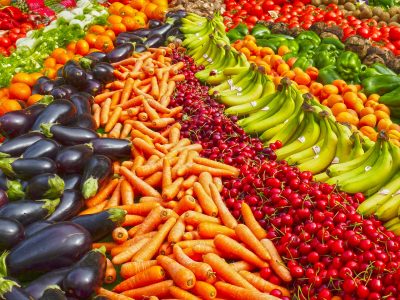 Une variété de fruits et légumes sont disposés selon un motif circulaire.