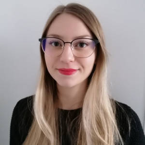 Une femme à lunettes pose pour une photo.