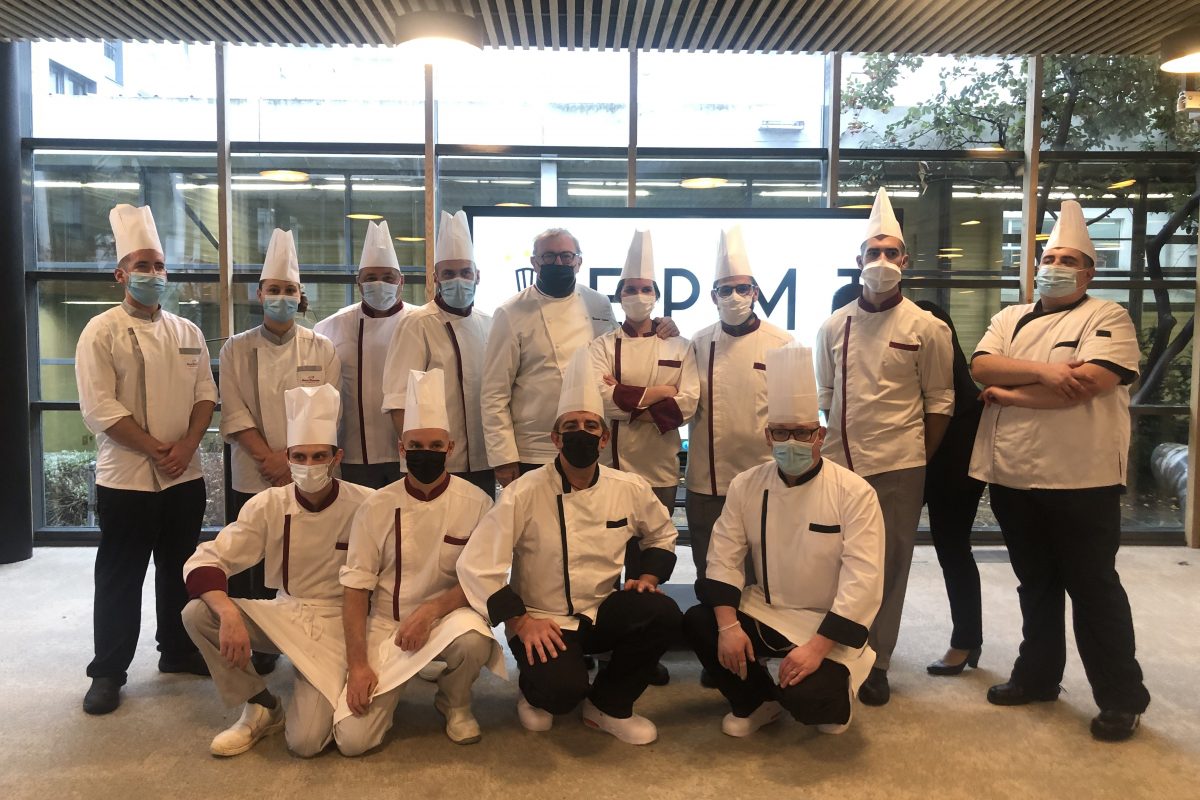 Un groupe de chefs posant pour une photo.