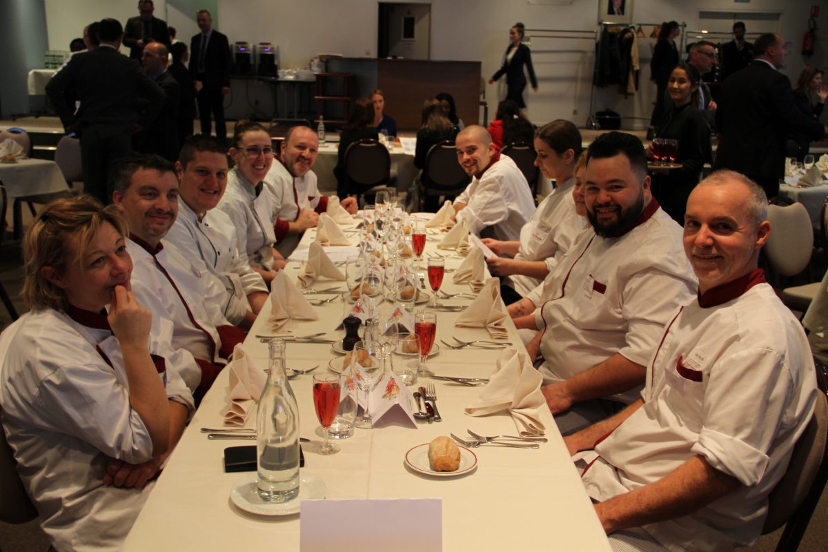 Un groupe de personnes assises à une table.