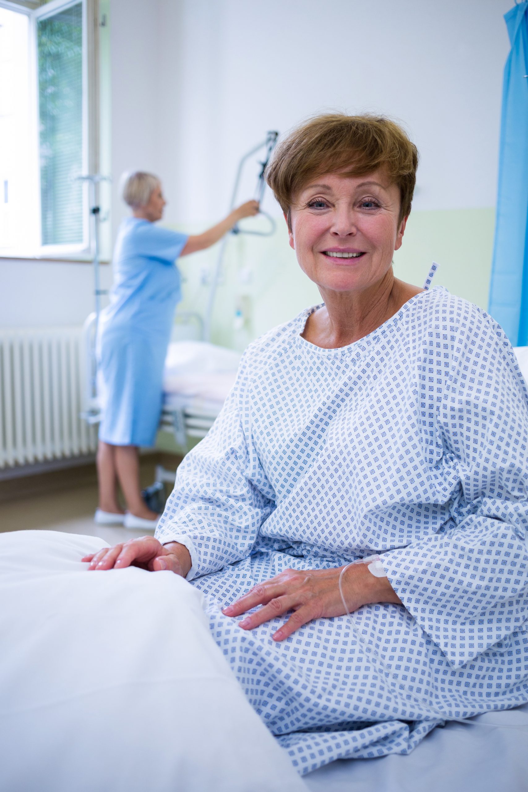 Une femme assise sur un lit dans un hôpital.