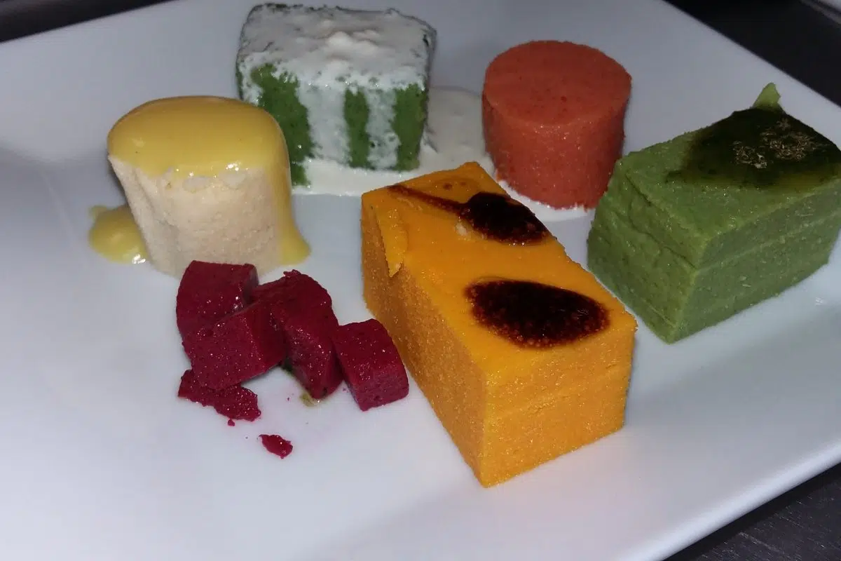 Une assiette blanche avec une variété de desserts.