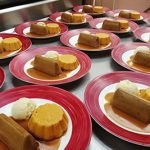 Une assiette de desserts aux textures modifiées sur un comptoir, destinée aux personnes souffrant de troubles de la déglutition.