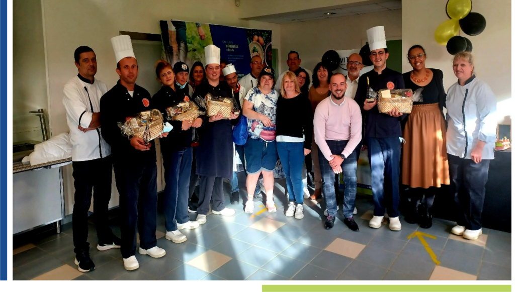 Un groupe de personnes posant pour une photo lors d’un concours culinaire pour personnes en situation de handicap