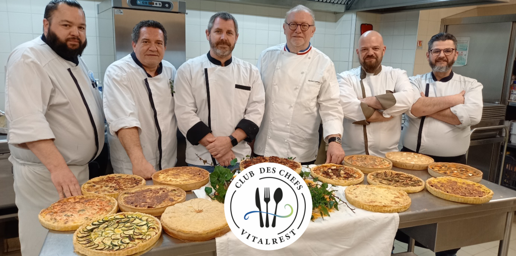 Des chefs posant devant une table pleine de tartes salées chez VITALREST.