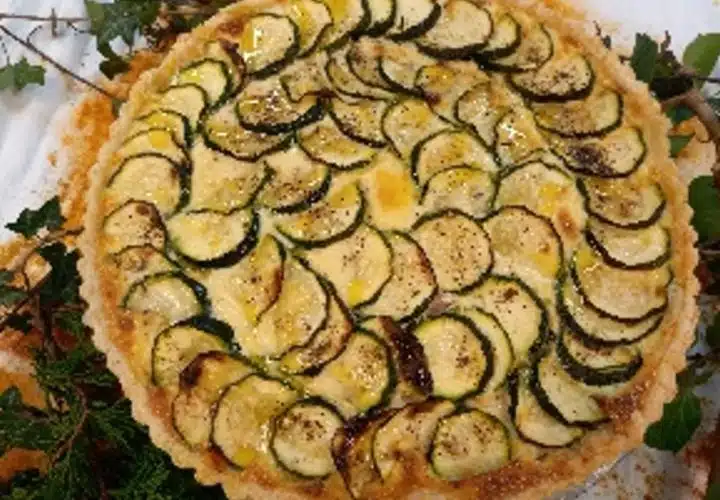 Au menu chez VITALREST, une quiche aux courgettes et aux herbes