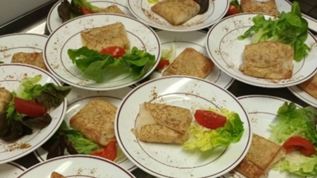 Crêpes salées, feuille de salade