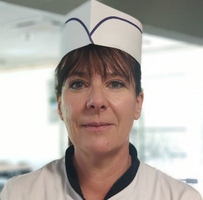 Une femme chef, illustrant la place des femmes dans la restauration médico-sociale.